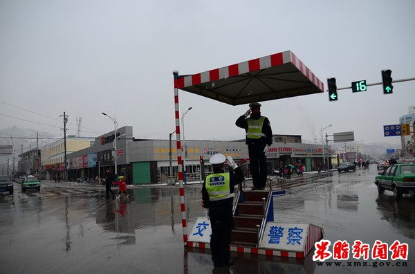  米脂交警风雪中坚守岗位