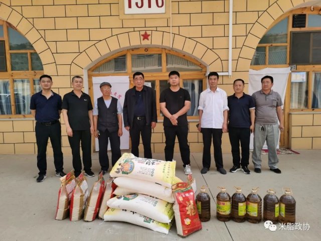 米脂县政协为桃镇敬老院老人送生活物品