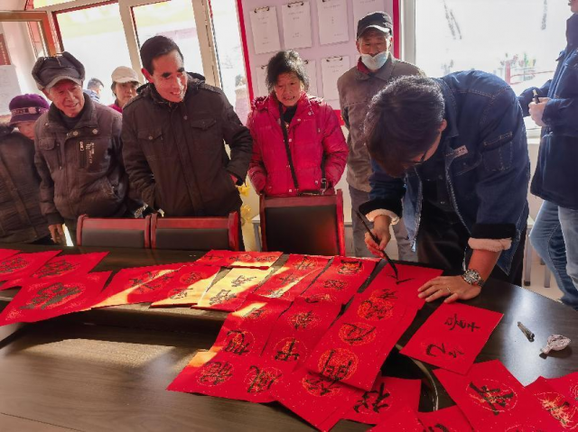 沙家店镇李家站村驻村工作队：写春联、送温暖，喜迎新春